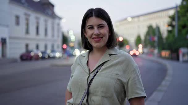 Joven Mujer Hispana Hermosa Sonriendo Confiada Pie Las Calles Viena — Vídeo de stock