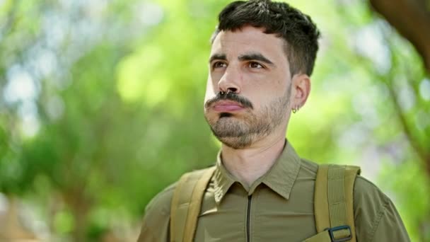 Jonge Spaanse Man Toerist Draagt Rugzak Drinken Fles Water Het — Stockvideo