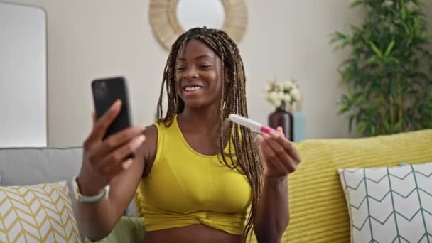 Afro Americana Mujer Teniendo Vídeo Llamada Celebración Embarazo Prueba Sonriendo — Vídeo de stock