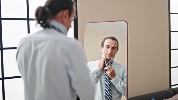 Homem Meia Idade Empresário Olhando Espelho Vestindo Gravata Casa — Vídeo de Stock