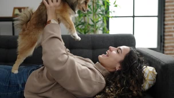 Köpekli Genç Spanyol Kadın Kanepede Uzanıyor Evde Oynuyor — Stok video