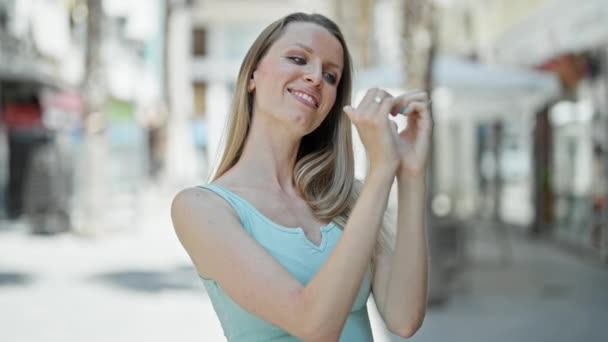 Young Blonde Woman Smiling Confident Doing Heart Gesture Hands Street — Vídeo de stock