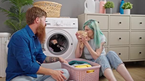 Mann Und Frau Waschen Schmutzige Wäsche Waschküche — Stockvideo