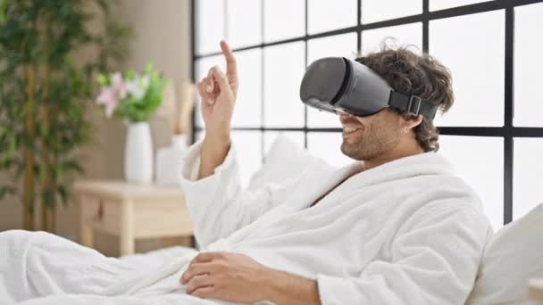 Joven Hispano Jugando Videojuegos Usando Gafas Realidad Virtual Dormitorio — Vídeo de stock