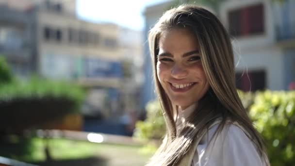 Молода Красива Іспаномовна Жінка Посміхається Впевнено Вулиці — стокове відео