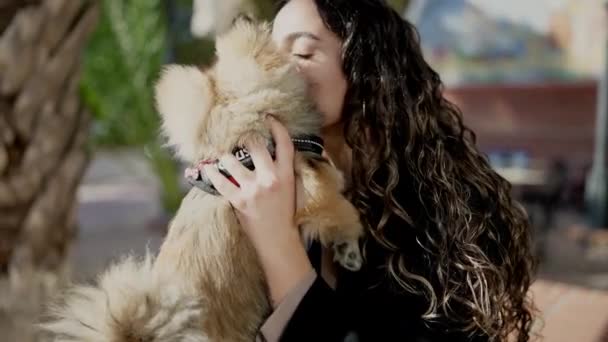 Молодая Латиноамериканка Собакой Улыбающейся Целующейся Парке — стоковое видео