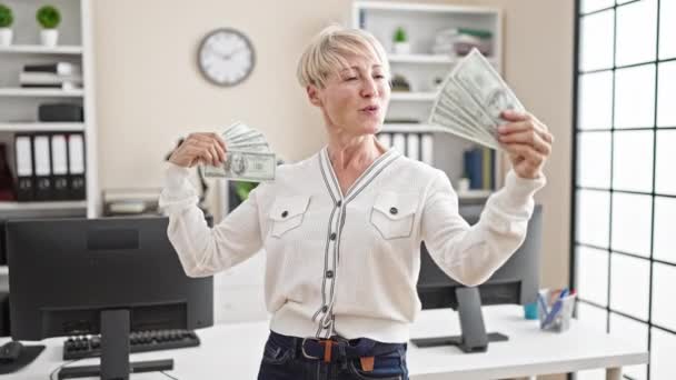 Μεσήλικες Ξανθιές Εργαζόμενες Που Κρατάνε Δολάρια Στο Γραφείο — Αρχείο Βίντεο
