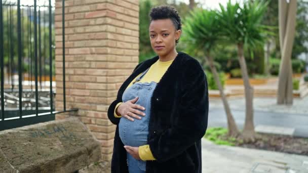 Mujer Embarazada Joven Tocando Vientre Con Expresión Relajada Calle — Vídeos de Stock