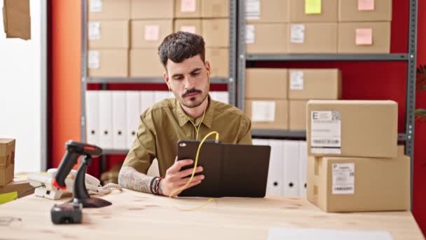 若いヒスパニックの男Eコマースビジネスワーカーがオフィスでリラックスする仕事を終える — ストック動画