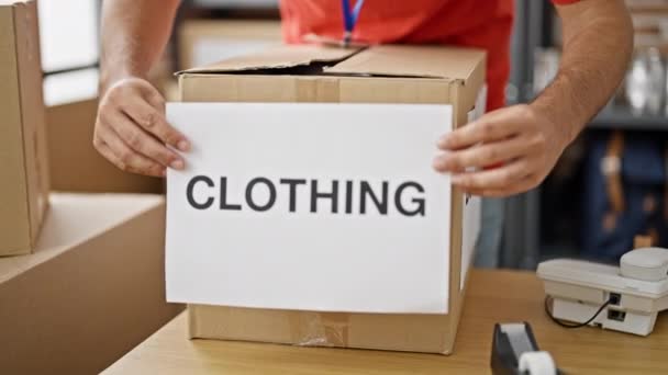 Jeune Homme Hispanique Volontaire Emballage Vêtements Boîte Carton Pour Faire — Video