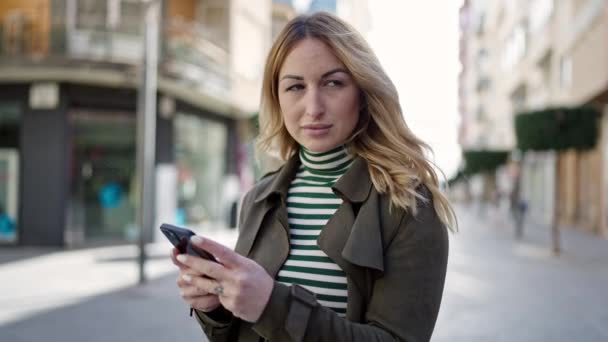 Jovem Bela Mulher Hispânica Usando Smartphone Rua — Vídeo de Stock
