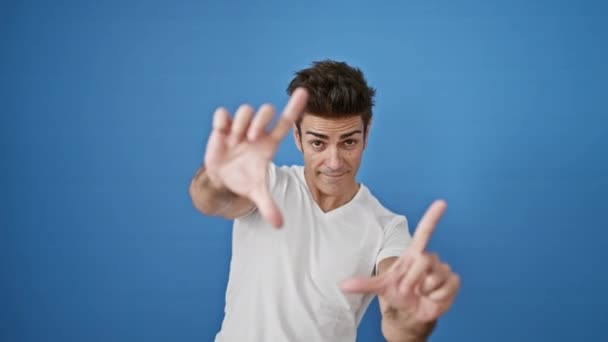 Молодий Іспаномовний Чоловік Робить Фото Жест Руками Посміхаючись Над Ізольованим — стокове відео