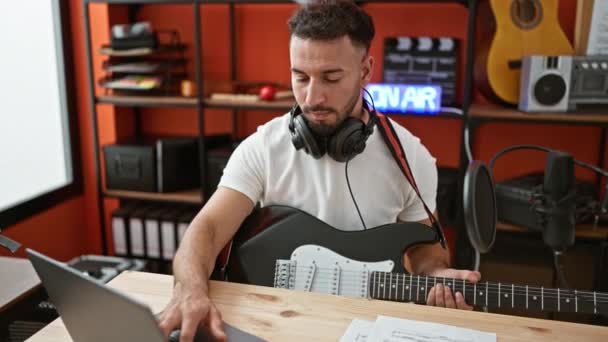 Junger Arabischer Musiker Spielt Gitarre Und Komponiert Song Mit Laptop — Stockvideo