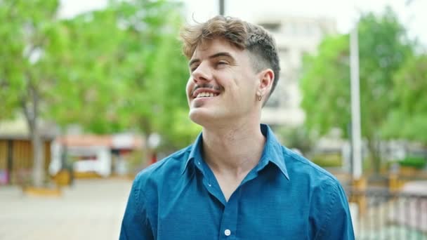 Junger Hispanischer Mann Lächelt Selbstbewusst Park — Stockvideo