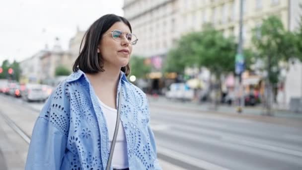 히스패닉 비엔나의 거리에서 손으로 택시를 — 비디오