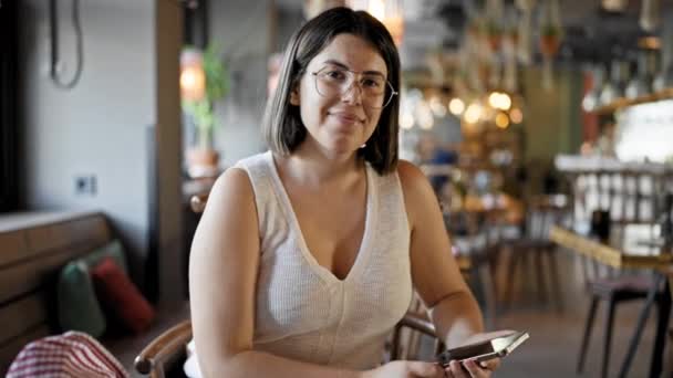 Joven Mujer Hispana Hermosa Usando Teléfono Inteligente Sentado Mesa Restaurante — Vídeos de Stock