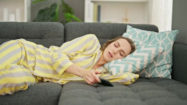 Jovem Loira Deitada Sofá Usando Smartphone Dormindo Casa — Vídeo de Stock