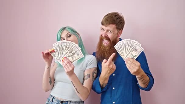 Mężczyzna Kobieta Para Uśmiecha Się Pewnie Trzymając Dolary Odizolowanym Różowym — Wideo stockowe
