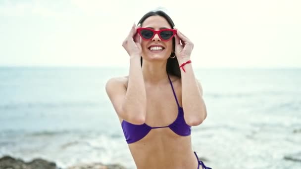 Jovem Bela Mulher Hispânica Turista Sorrindo Confiante Vestindo Biquíni Óculos — Vídeo de Stock