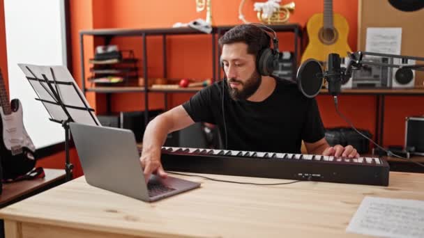 音楽スタジオでオンラインピアノレッスンを受ける若いヒスパニック系ミュージシャン — ストック動画