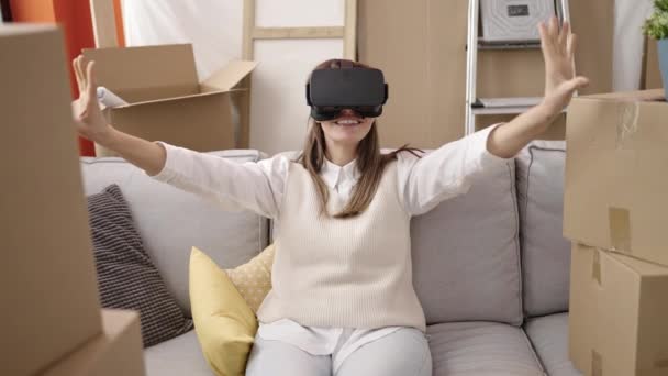 Giovane Bella Donna Ispanica Indossa Occhiali Realtà Virtuale Seduto Sul — Video Stock