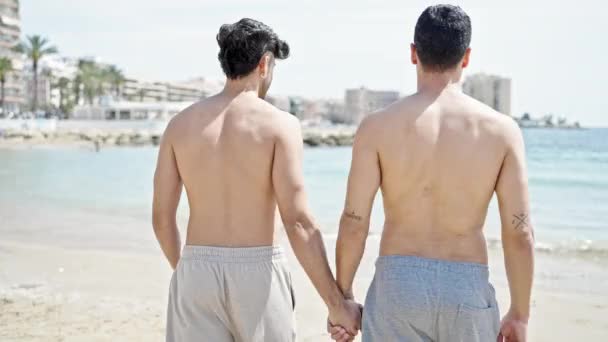 Dva Muži Turistický Pár Procházky Rukama Dohromady Pláži — Stock video