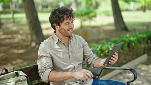 Jovem Hispânico Homem Ter Vídeo Chamada Sentado Banco Sorrindo Parque — Vídeo de Stock