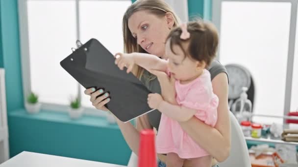 Anne Kızı Klinikte Sağlık Raporlarını Okuyorlar — Stok video