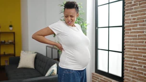 Jonge Zwangere Vrouw Lijdt Aan Rugpijn Thuis — Stockvideo