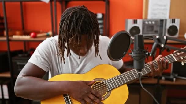 Afrikansk Amerikansk Man Musiker Spelar Klassisk Gitarr Musikstudio — Stockvideo