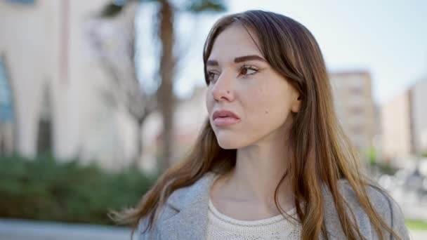 Ciddi Bir Ifadeyle Genç Spanyol Kadın Parktaki Kameraya Bakıyor — Stok video