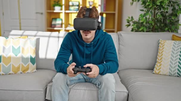 Jonge Spaanse Man Speelt Videospel Met Joystick Virtual Reality Bril — Stockvideo
