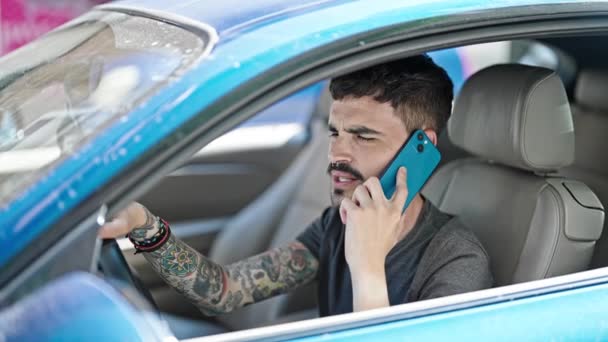 Hombre Hispano Joven Hablando Smartphone Sentado Coche Calle — Vídeos de Stock
