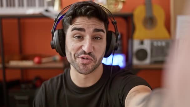 Jovem Músico Hispânico Tirando Fones Ouvido Tendo Videochamada Estúdio Música — Vídeo de Stock
