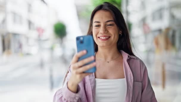 Joven Hermosa Mujer Hispana Sonriendo Confiada Usando Smartphone Celebrando Calle — Vídeo de stock