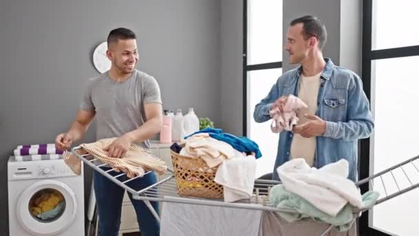 Dva Muži Pár Dělá Prádlo Házení Oblečení Prádelně — Stock video