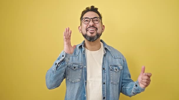 Jovem Latino Homem Com Expressão Surpresa Gritando Sobre Fundo Amarelo — Vídeo de Stock