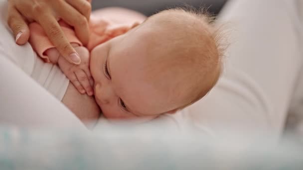 Moeder Dochter Zitten Bank Borstvoeding Baby Thuis — Stockvideo