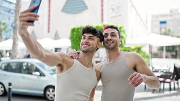Dwóch Mężczyzn Para Uśmiecha Się Pewnie Zrobić Selfie Przez Smartfona — Wideo stockowe