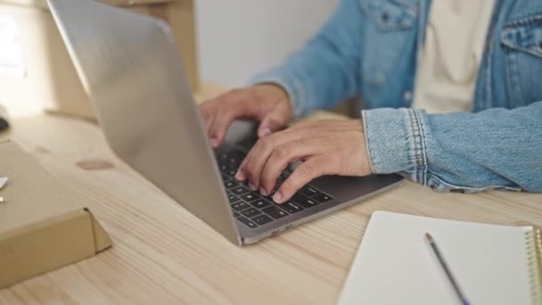 Jovem Latino Homem Comércio Eletrônico Trabalhador Negócios Usando Laptop Sentado — Vídeo de Stock