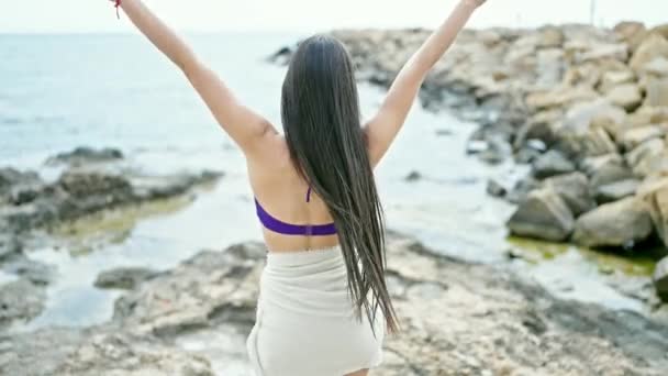惊慌失措 身穿比基尼 站在海滨倒立跳舞的女游客 — 图库视频影像
