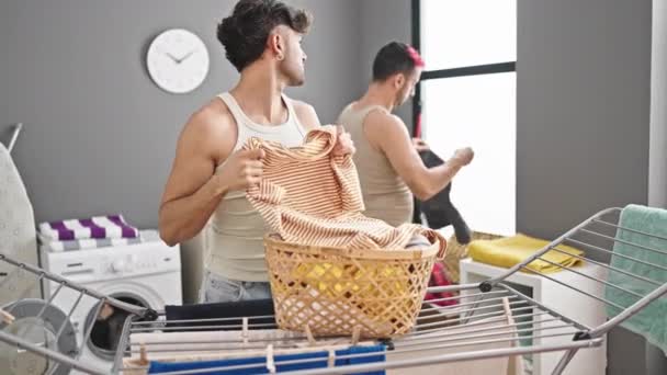 Zwei Männer Beim Wäschewaschen Werfen Kleider Waschküche — Stockvideo
