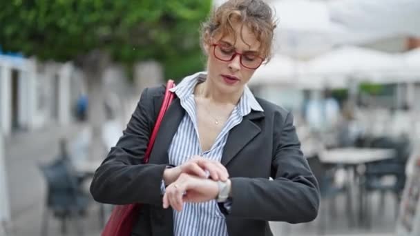 Mujer Joven Trabajadora Negocios Buscando Reloj Con Cara Seria Terraza — Vídeos de Stock
