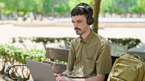 Genç Spanyol Turist Parkta Kutlama Yapmak Için Laptop Kulaklık Kullanıyor — Stok video