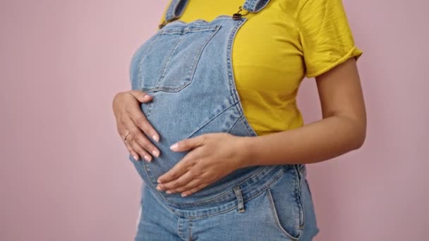 Jonge Zwangere Vrouw Aanraken Buik Geïsoleerde Roze Achtergrond — Stockvideo