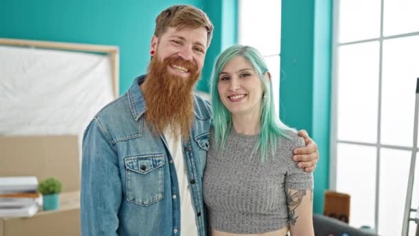 Άνδρας Και Γυναίκα Ζευγάρι Χαμογελά Αυτοπεποίθηση Κρατώντας Κλειδιά Στο Νέο — Αρχείο Βίντεο