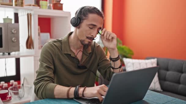 Jovem Hispânico Usando Laptop Fones Ouvido Cansados Sala Jantar — Vídeo de Stock