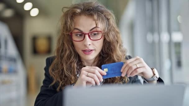 Młoda Kobieta Pracownik Biznesowy Posiadające Połączenie Wideo Trzymając Kartę Kredytową — Wideo stockowe