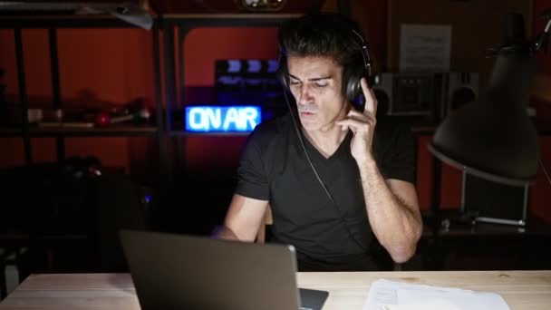 Ung Latinamerikansk Man Musiker Som Har Session Radio Studio — Stockvideo