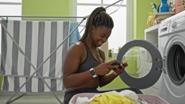 Çamaşır Odasında Video Oyunu Oynayan Afrikalı Amerikalı Kadın Çamaşırları Yıkıyor — Stok video